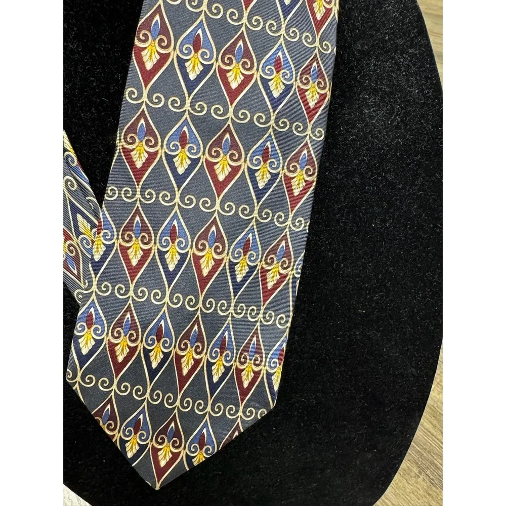 Van Heusen 417 Mens‎ Silk Necktie Navy Blue Burgundy Geometric Teardrop Pattern